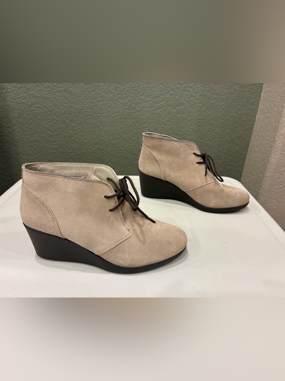 Crocs Leigh Women Size 6.5 Beige Tan Suede Wedge Heel Lace Up Ankle Boots 203419